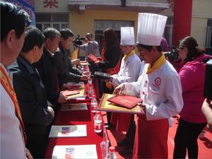 2020级藏族学员万玛尖参受到学校表彰